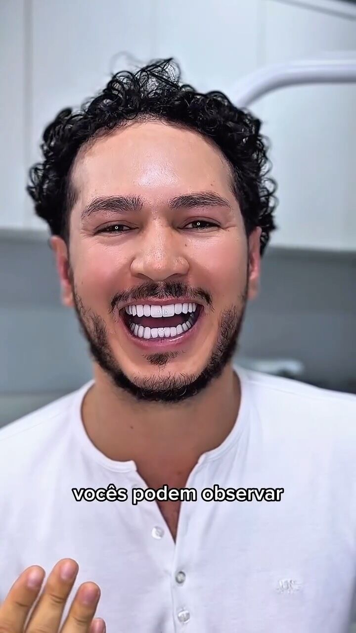 Paciente sorrindo após transformação, publicado no Instagram