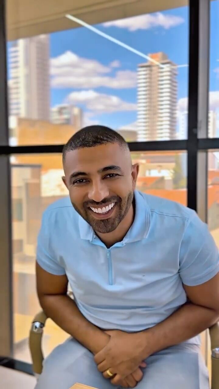 Paciente satisfeito com o novo sorriso